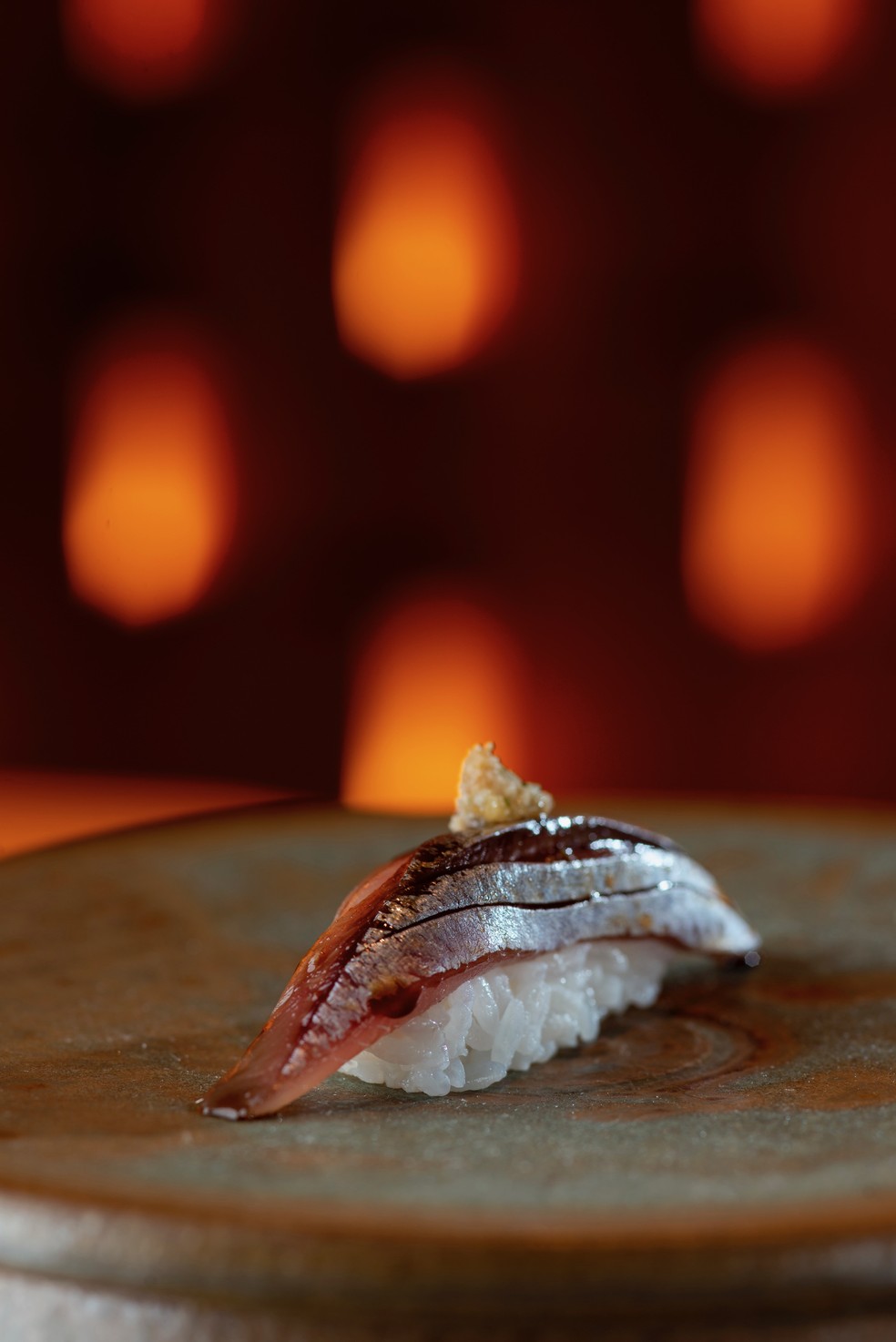 Um sushi servido no omakase  — Foto: Divulgação