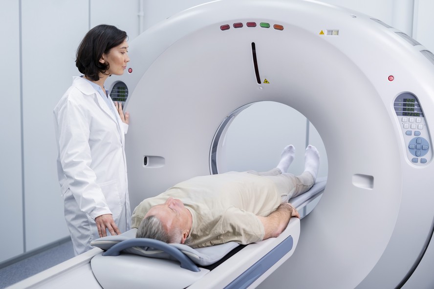 A Angio-CT é um procedimento não invasivo que envolve a administração de um meio de contraste iodado e a aquisição de imagens por tomografia computadorizada.