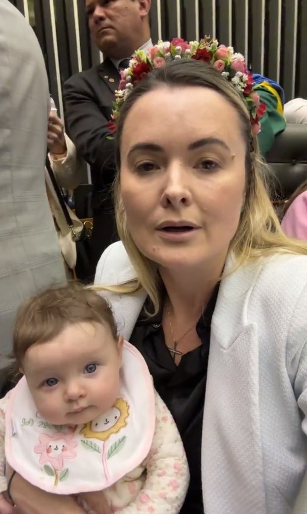 Deputada Júlia Zanatta levou a filha bebê para a ocupação na Câmara dos Deputados — Foto: Reprodução