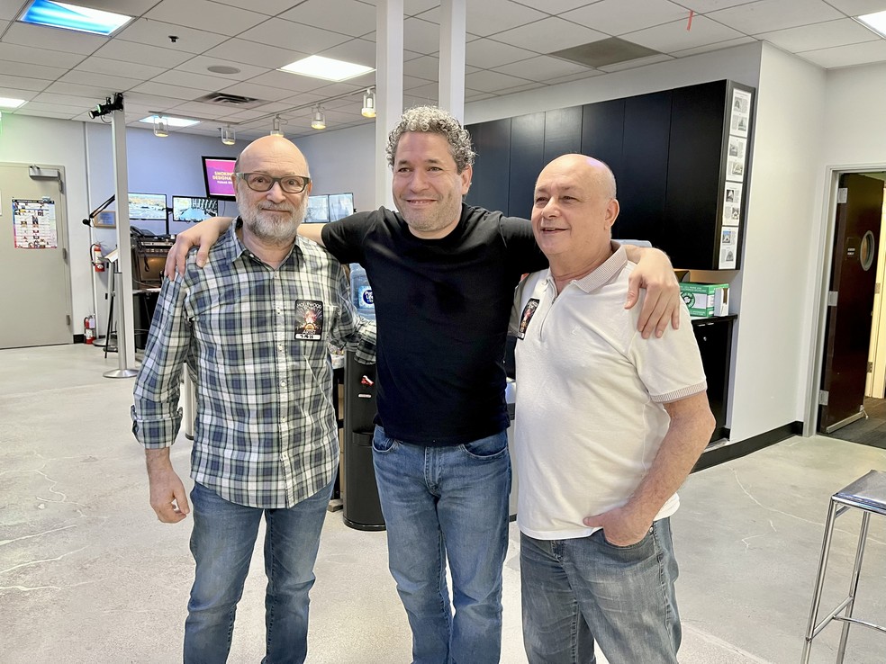 Os irmãos Pederneiras, fundadores do Grupo Corpo, com o maestro Gustavo Dudamel em Los Angeles (2024) — Foto: Arquivo Pessoal