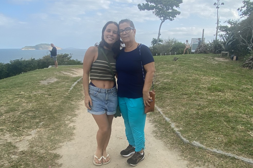 Elisa, amiga de Juliana Marins, e a mãe, Júlia — Foto: Thomaz Rocha