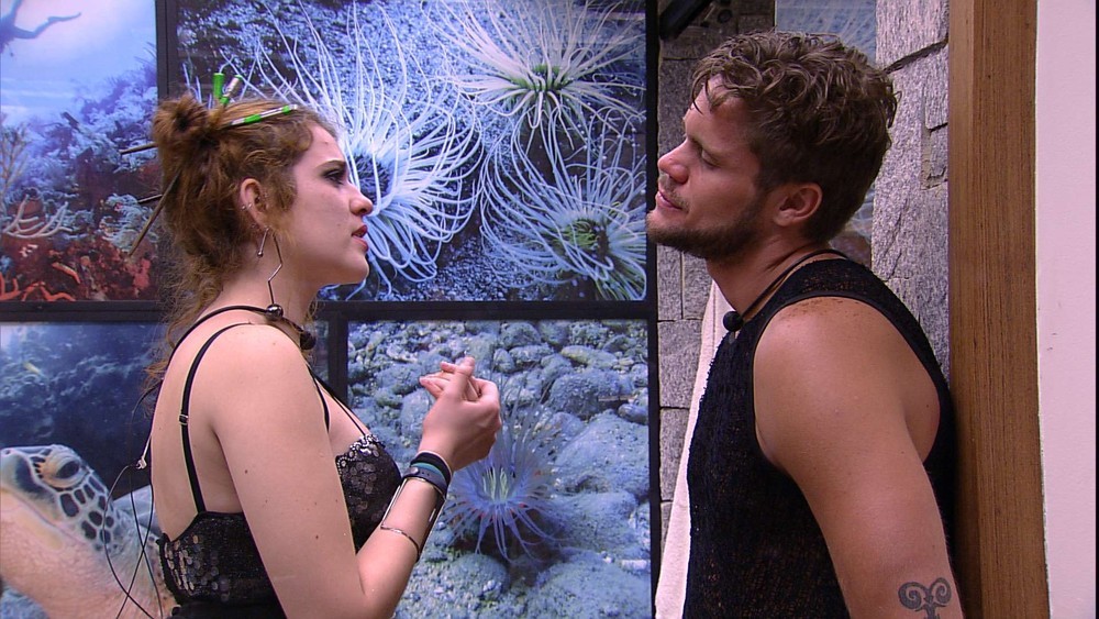 Breno não perdeu tempo no 'BBB' 18, e algumas semanas depois, ficou com Ana Clara em uma festa. O romance não conseguiu ir para frente porque o pai da estudante, Ayrton Lima, também estava na casa, e os dois se afastaram — Foto: Reprodução/Globo