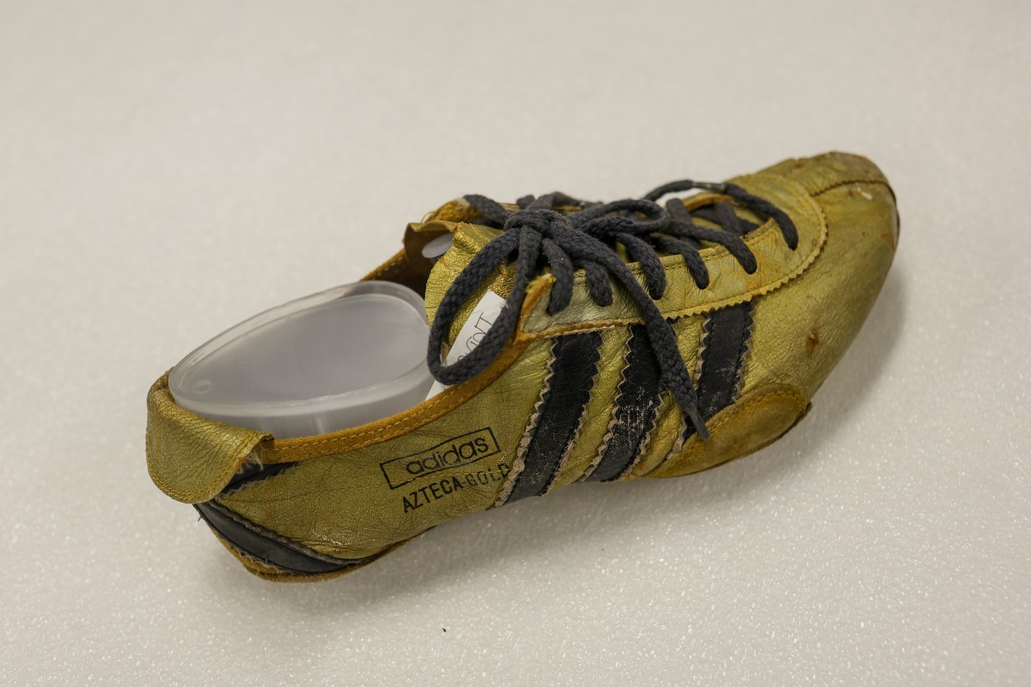 Sapatilha de Érica Lopes, a Gazela Negra, bicampeã carioca e do Troféu Brasil, além de recordista sul-americana na década de 60.  Foto de Gabriel de Paiva/ Agência O Globo