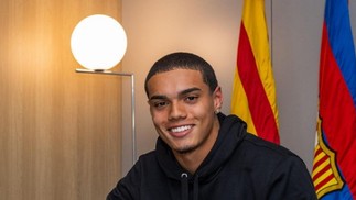 João compartilhou o momento em que assinou com o Barcelona — Foto: Reprodução/Instagram