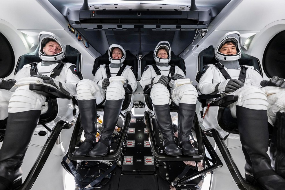 A tripulação da missão SpaceX Crew-10 da NASA para a Estação Espacial Internacional posa para uma foto durante uma sessão de treinamento da nave espacial no Centro Espacial Kennedy, na Flórida — Foto: Divulgação/SpaceX