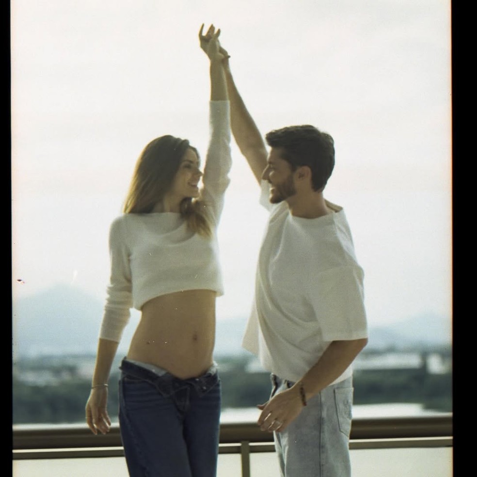 Camila Queiroz e Klebber Toledo serão pais pela primeira vez — Foto: Reprodução Instagram