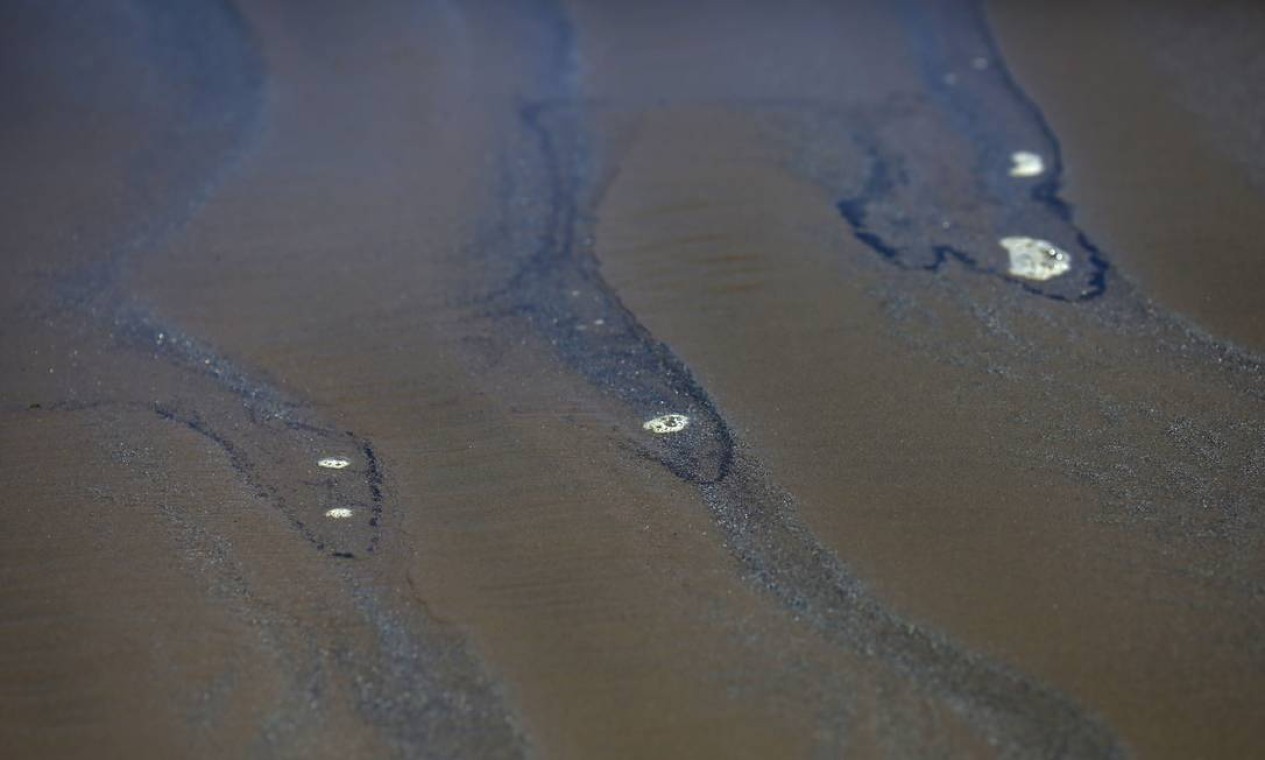 Manchas negras na areia da praia de Las Ventanas — Foto: PABLO VERA / AFP