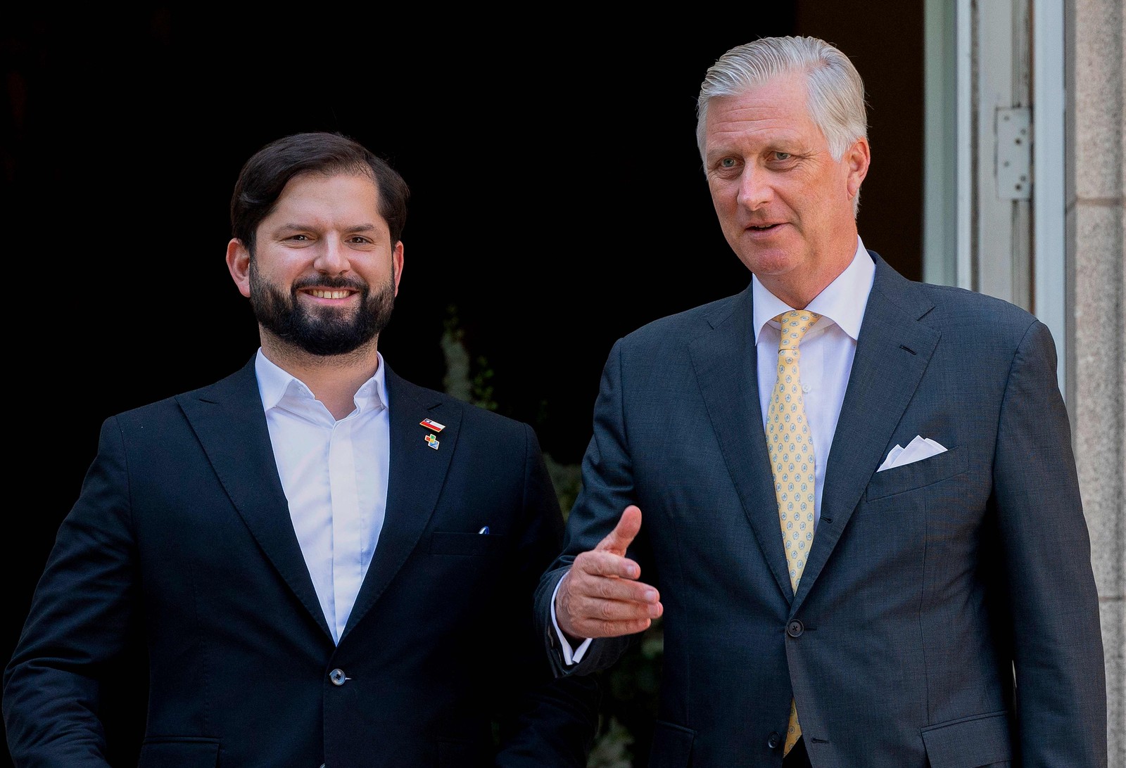  O presidente do Chile, Gabriel Boric (E), posa com o rei Philippe, Filip da Bélgica, antes de uma audiência no Palácio Real de Bruxelas  — Foto: BENOIT DOPPAGNE / Belga / AFP
