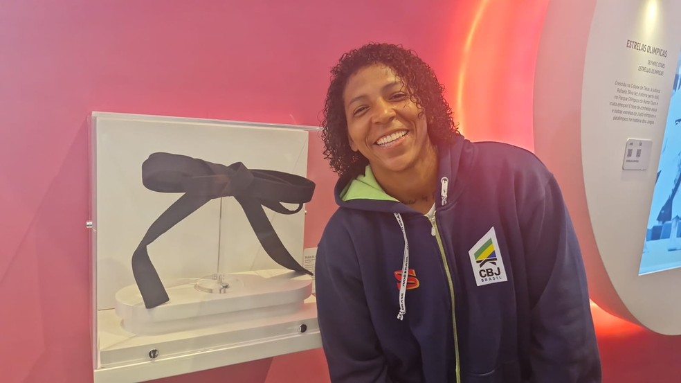 Rafaela Silva ao lado da faixa preta que usou quando ganhou medalha de ouro no Rio — Foto: Luiz Ernesto Magalhães