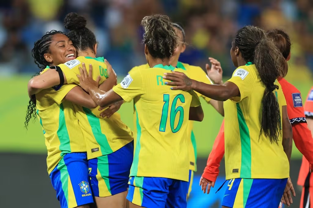 Seleção brasileira feminina goleia Coreia do Sul na estreia do Fifa Series