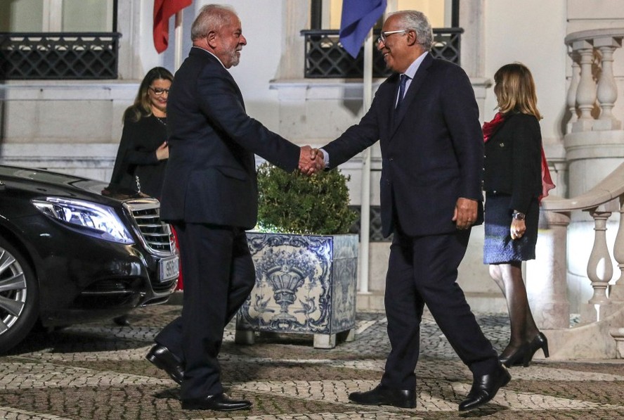 Lula cumprimenta o primeiro-ministro de Portugal, António Costa, em novembro de 2022