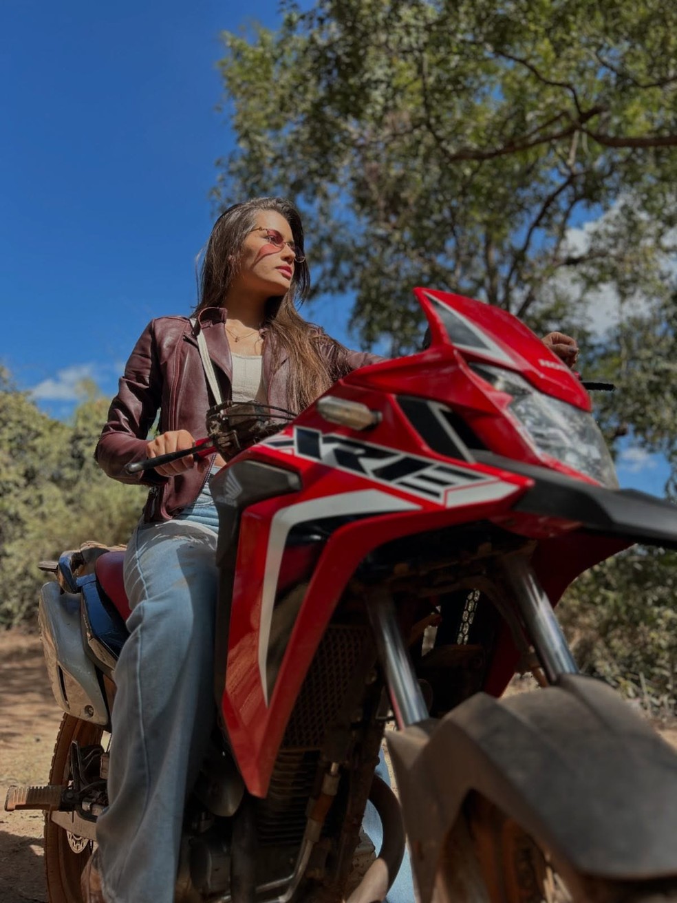 Calita Franciele, mulher de Amdo Batista, em passeio pela fazenda — Foto: Reprodução/Instagram