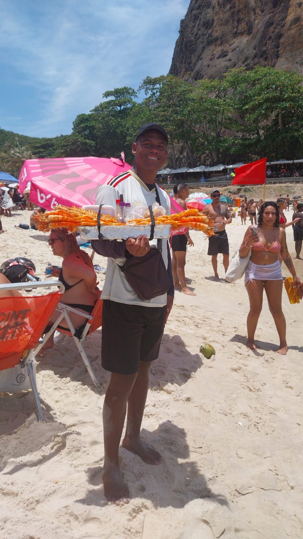 O ambulante Leonardo José vende camarão na praia há 23 anos, desde os 10 — Foto: Isabella Cardoso