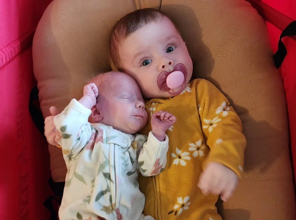 Depois de 46 dias na UTI, trigêmeos puderam conhecer a irmã mais velha — Foto: Reprodução