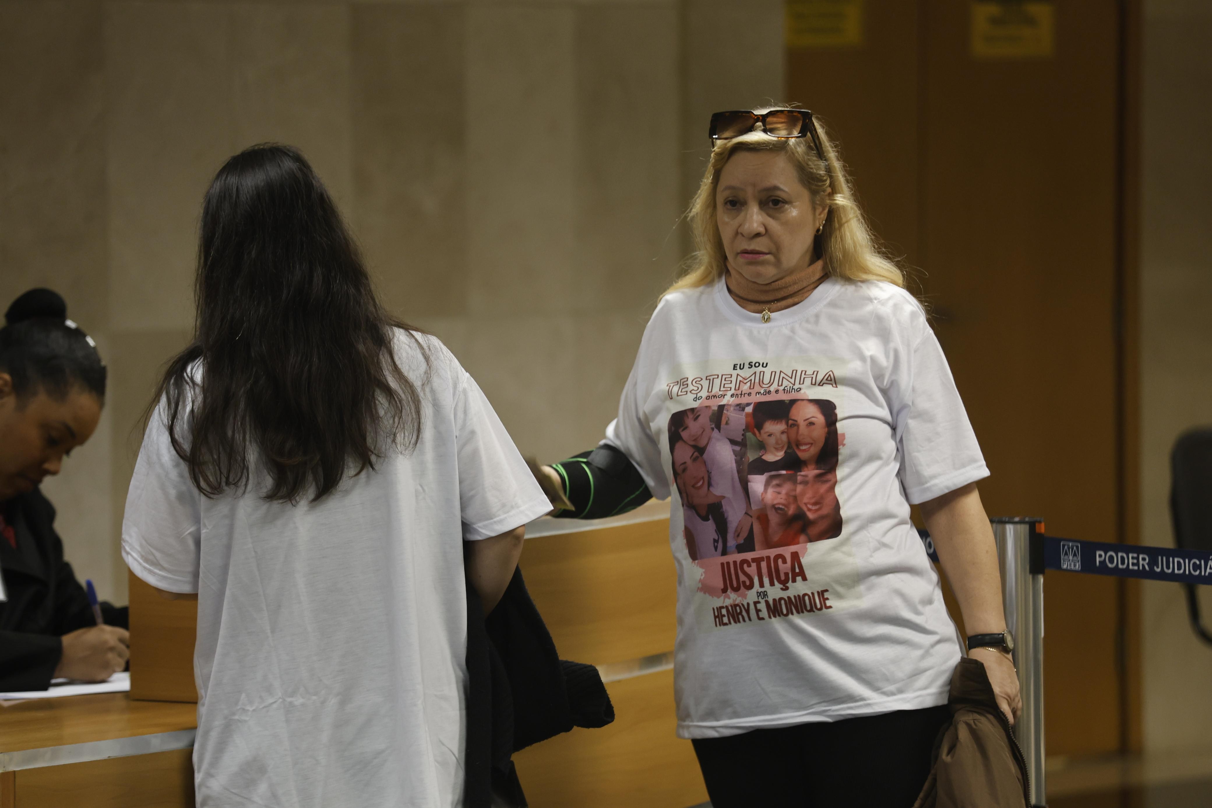 Caso Henry: defesa de Monique exibe camiseta com foto da ré e do filho ao iniciar sustentação