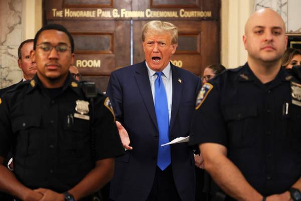 Trump fala a repórteres durante recesso para almoço no primeiro dia de seu julgamento por fraude civil em Nova York