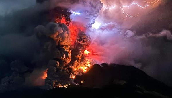 Milhares de pessoas são evacuadas enquanto vulcão entra em erupção e causa ameaça de tsunami