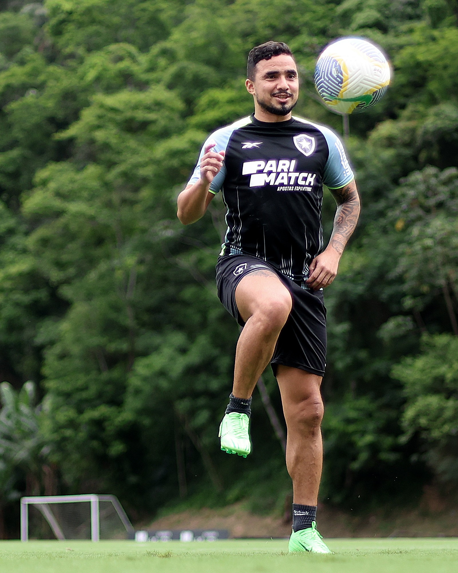 Retorno de Rafael aos treinos com bola faz Botafogo zerar departamento médico em momento decisivo