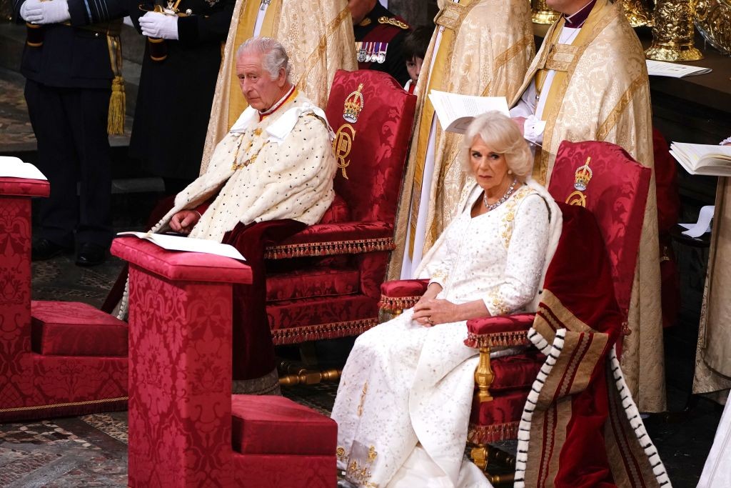 Camilla ao lado do rei Charles III no momento da cerimônia — Foto: Getty Images