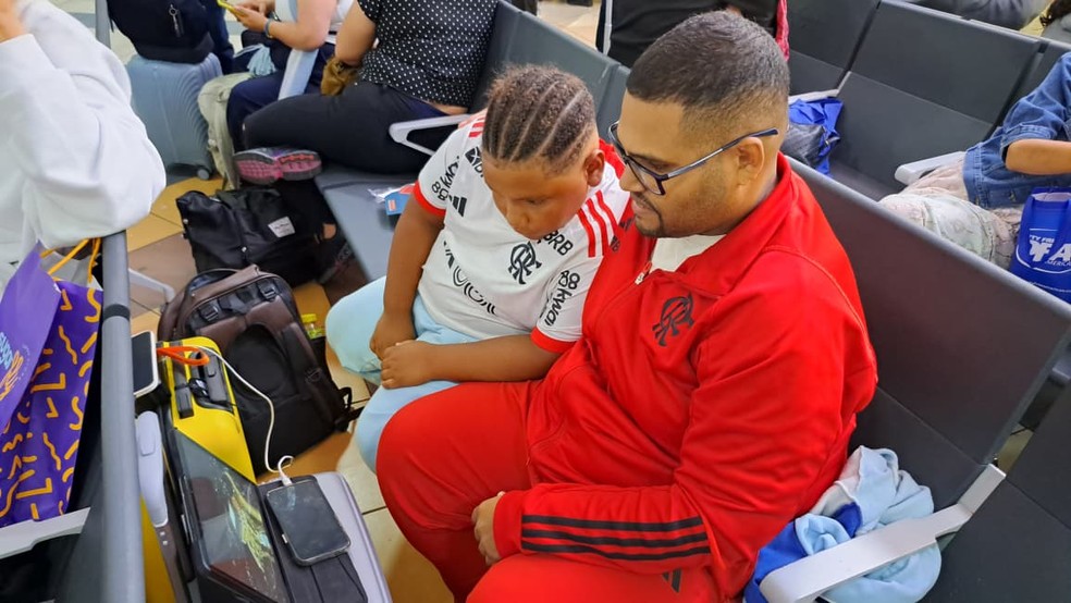 Mikael (pai) e Samuel (filho) acompanham jogo entre Flamengo e Atlético-MG no aeroporto da Cidade do Panamá — Foto: Davi Ferreira