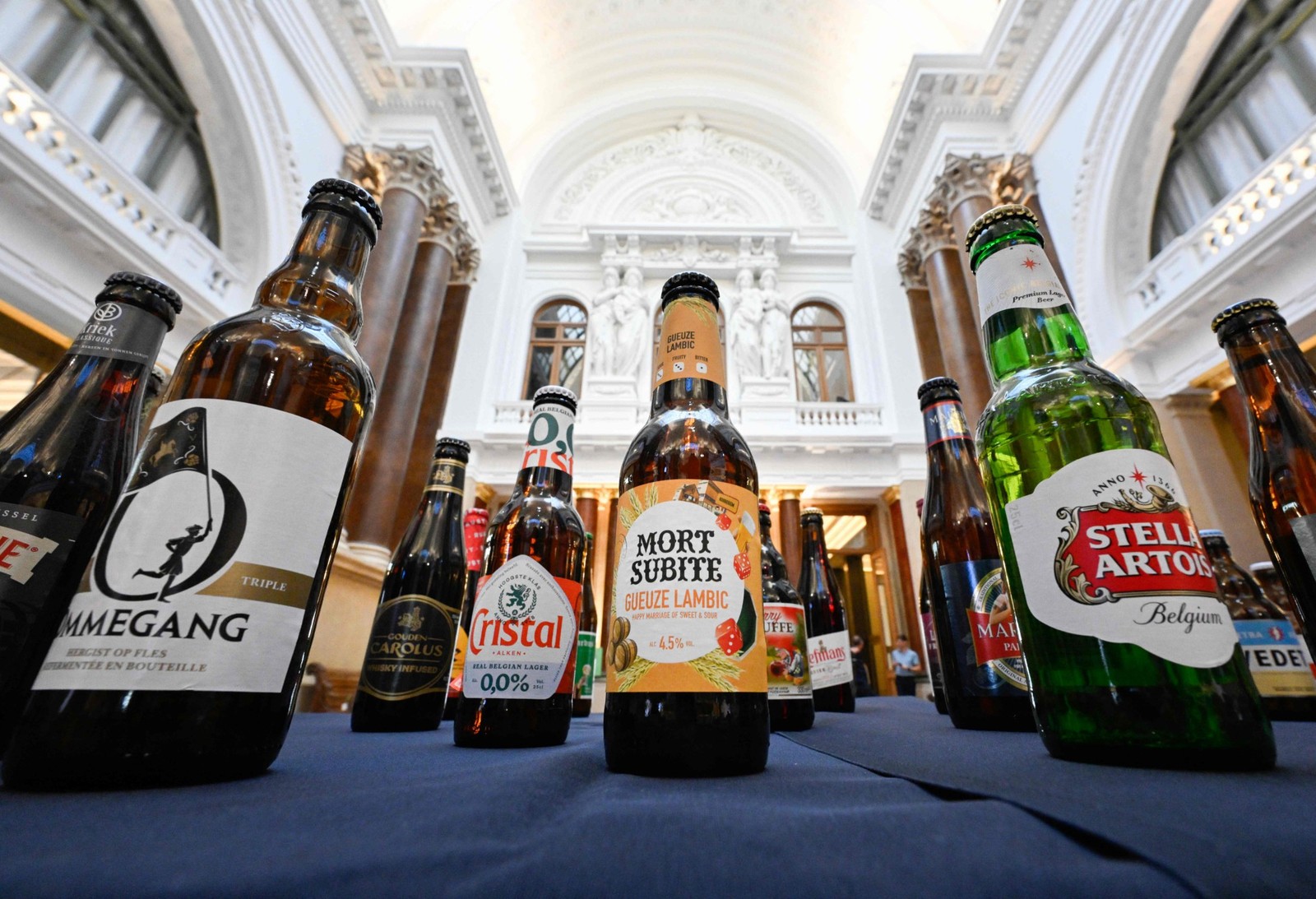 Garrafas de cervejas belgas expostas em museu na cidade de Bruxelas — Foto: JOHN THYS / AFP