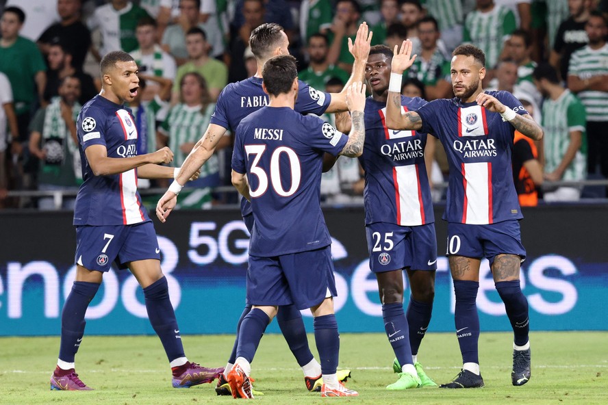Os jogadores do PSG festejam o gol de Neymar sobre o Maccabi Haifa, pela Liga dos Campeões