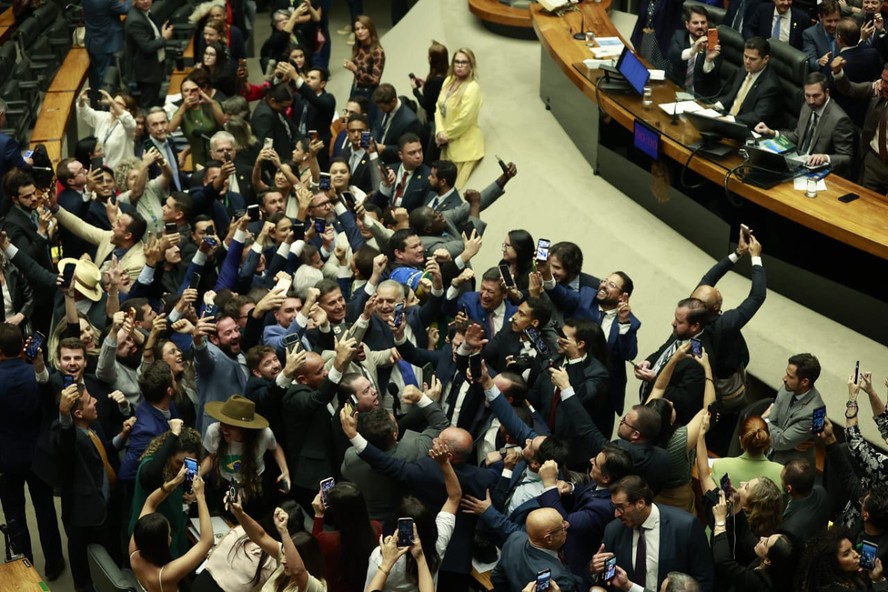 Parlamentares derrubam proposta governamental por margem expressiva no Congresso