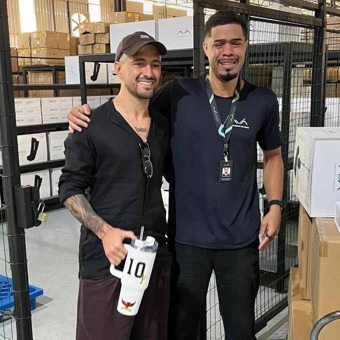 Torcedor se emociona e tem crise de choro ao tirar foto com Arrascaeta no trabalho: 'Realização de um sonho'