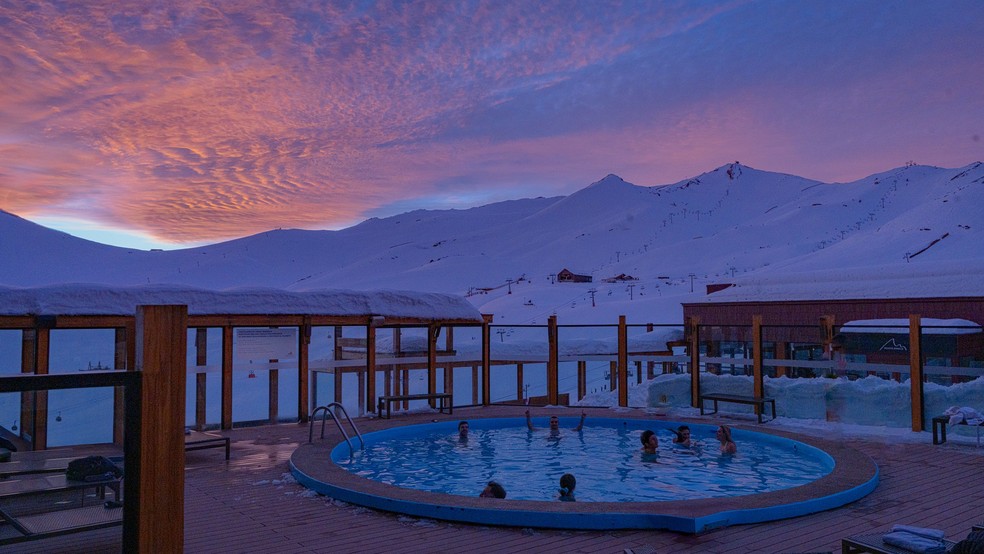A piscina ao ar livre com vista para a Cordilheira dos Andes é um dos destaques da estação de esqui Valle Nevado, nos arredores de Santiago, no Chile — Foto: Divulgação