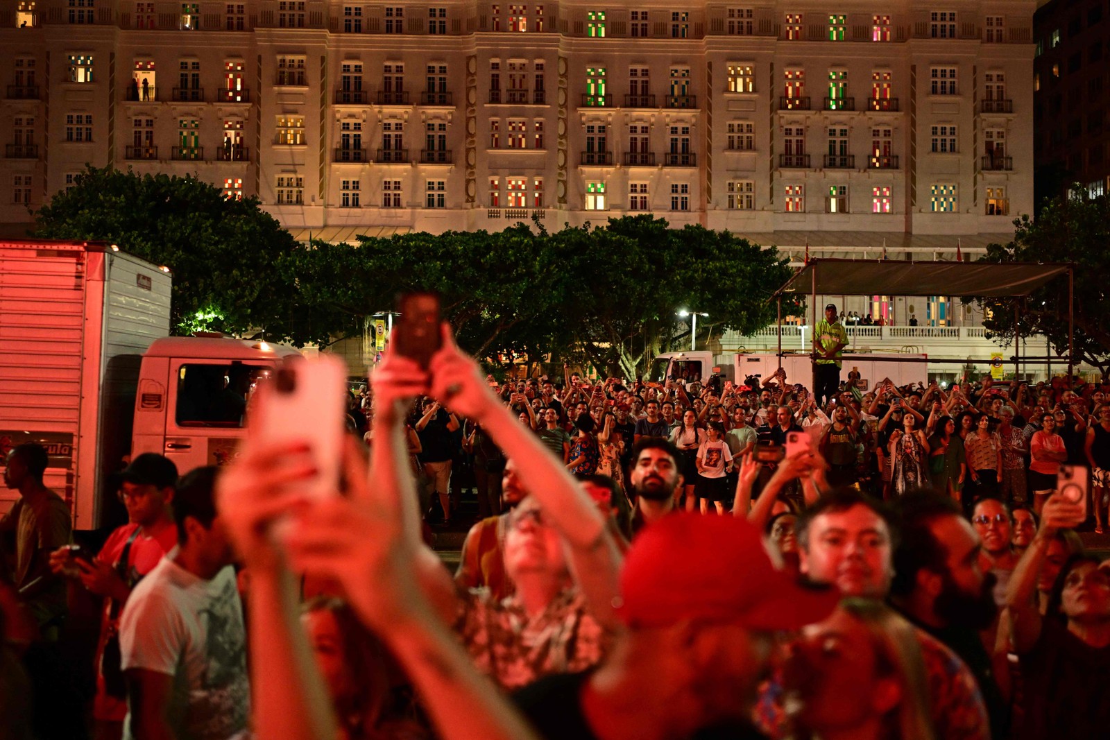 Fãs da cantora Madonna aproveitam seu primeiro ensaio no palco da praia de Copacabana, no Rio de Janeiro — Foto: Pablo PORCIUNCULA / AFP