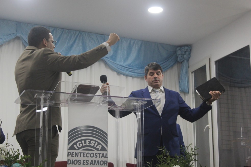 Fiéis participam de culto da Igreja Deus é Amor no bairro de San Blas, em Madri: imigrantes de diferentes nacionalidades atravessam a cidade para participar da pregação aos domingos — Foto: Eduarda Melo