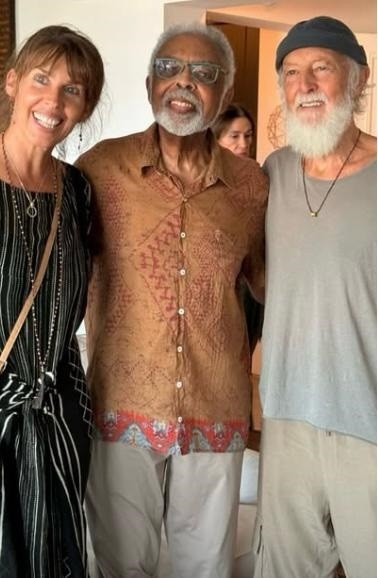 Recebidos por Gilberto Gil, casal que transforma mantra em experiência musical diz: 'Encontrá-lo foi como encontrar os Beatles'
