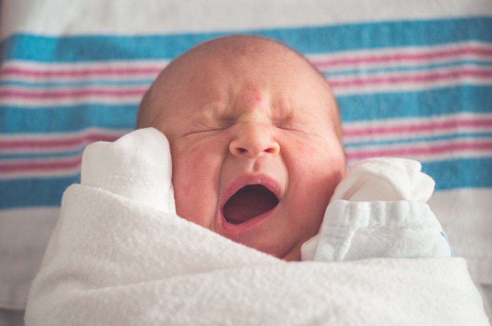 Teste da linguinha busca identificar precocemente o diagnóstico de língua presa nos recém-nascidos, o que prejudica a amamentação, mas recebe críticas de pediatras. — Foto: Unsplash