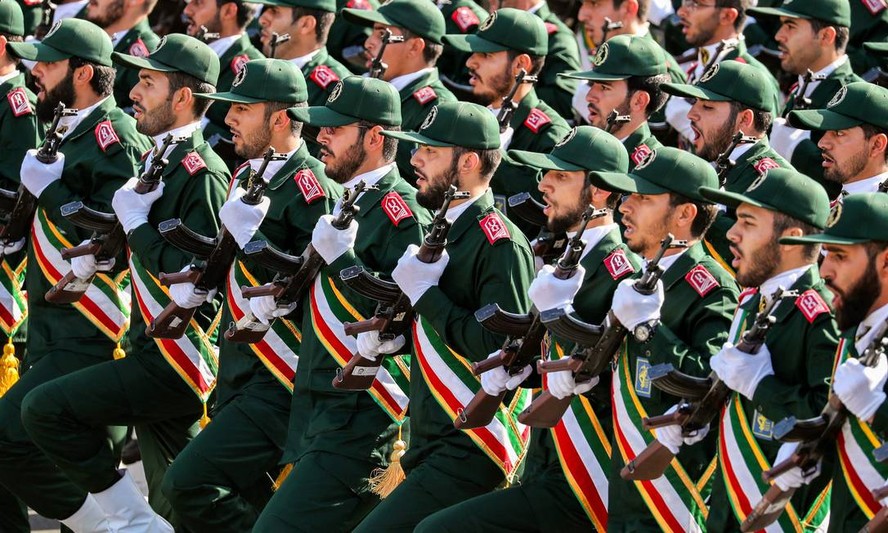 Membros da Guarda Revolucionária do Irã marcham durante parada militar