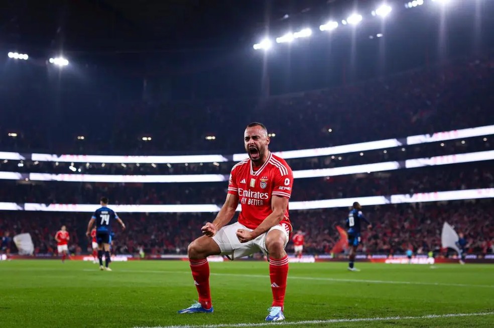 Arthur Cabral é o principal nome desejado pelo Botafogo para repor a iminente saída de Igor Jesus — Foto: Divulgação / Benfica