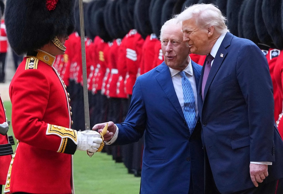 Presidente dos EUA, Donald Trump, e a primeira-dama, Melania, foram recebidos pelo rei Charles III e pela rainha Camilla — Foto: KIRSTY WIGGLESWORTH/AFP