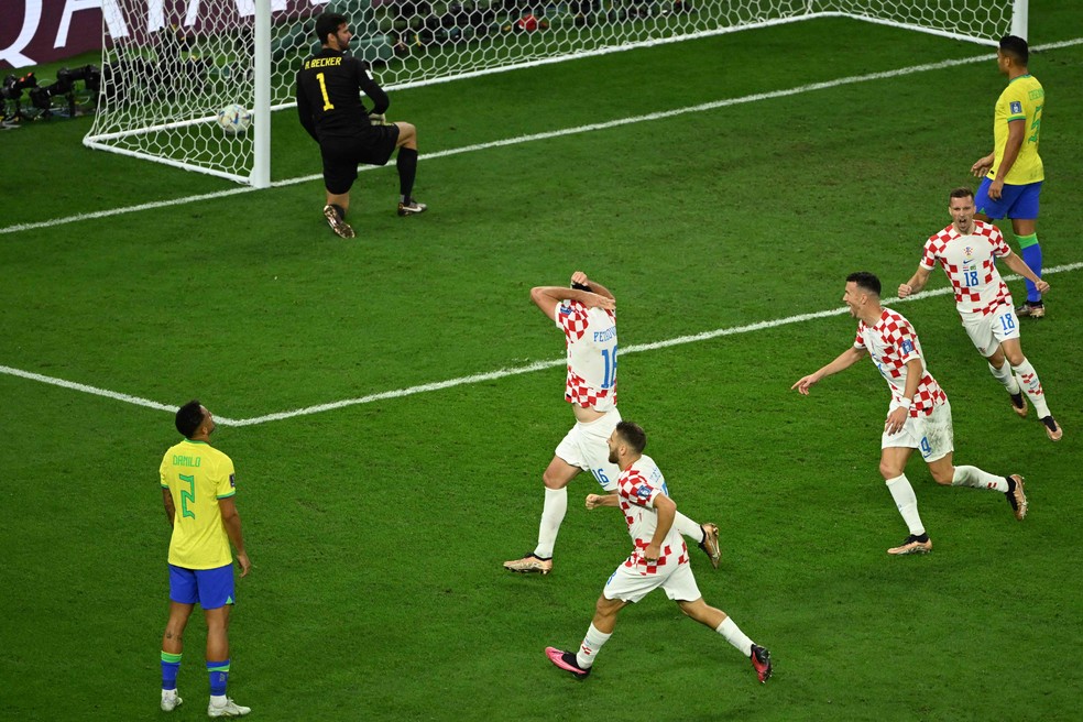 Brasil tinha seis jogadores no ataque quando levou o gol de empate