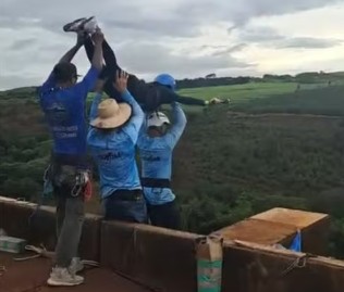 Mulher morre após ser lançada sem cordas em 'rope jump' no interior de SP