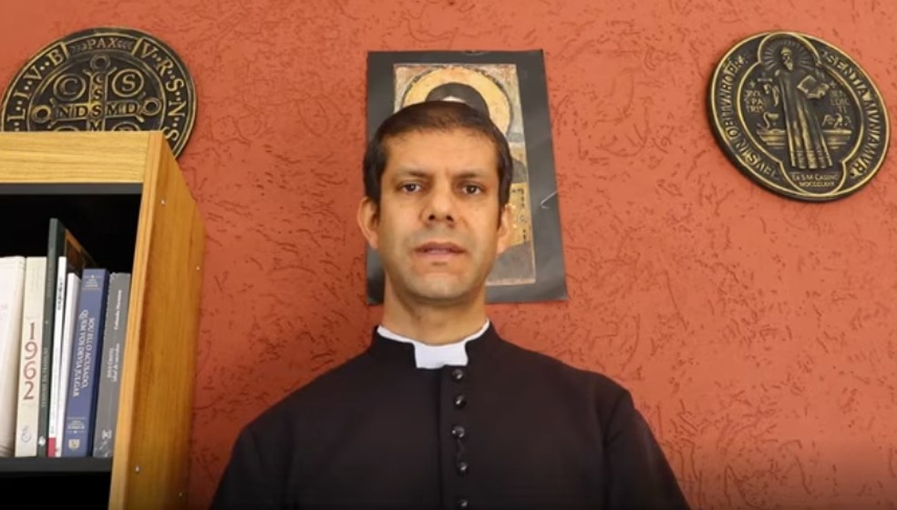 O pronunciamento do padre Rodrigo de Oliveira Silva — Foto: Reprodução/Youtube