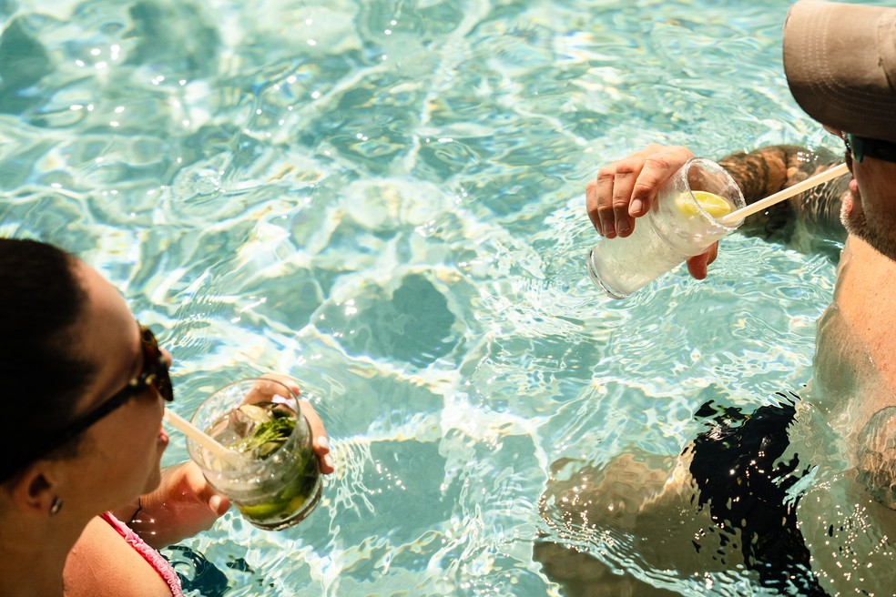 Passageiros de cruzeiros da Royal Caribbean aproveitam uma das piscinas da área Coco Beach Club, em CocoCay, a ilha privativa da companhia, nas Bahamas — Foto: Erin Schaff/The New York Times