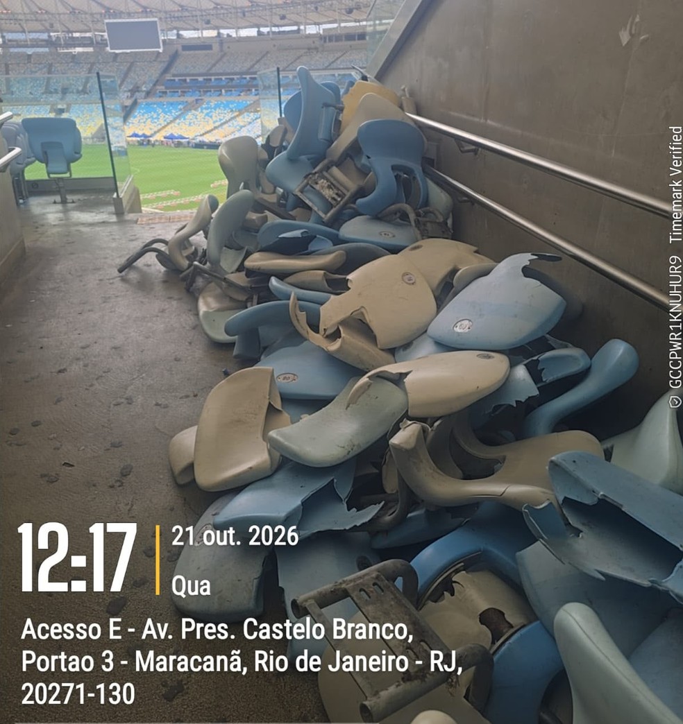 Amontoado de cadeiras no Maracanã: vandalismo — Foto: Divulgação