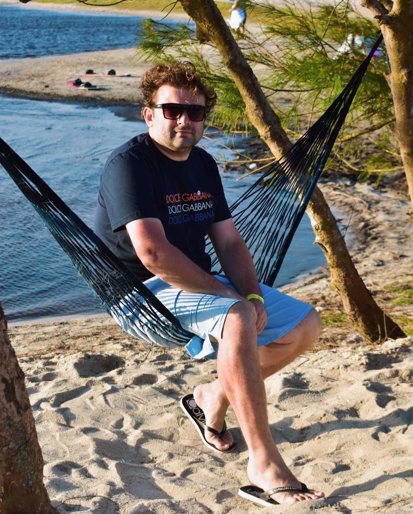 Bruno Roxo posa em rede na praia  — Foto: Reprodução
