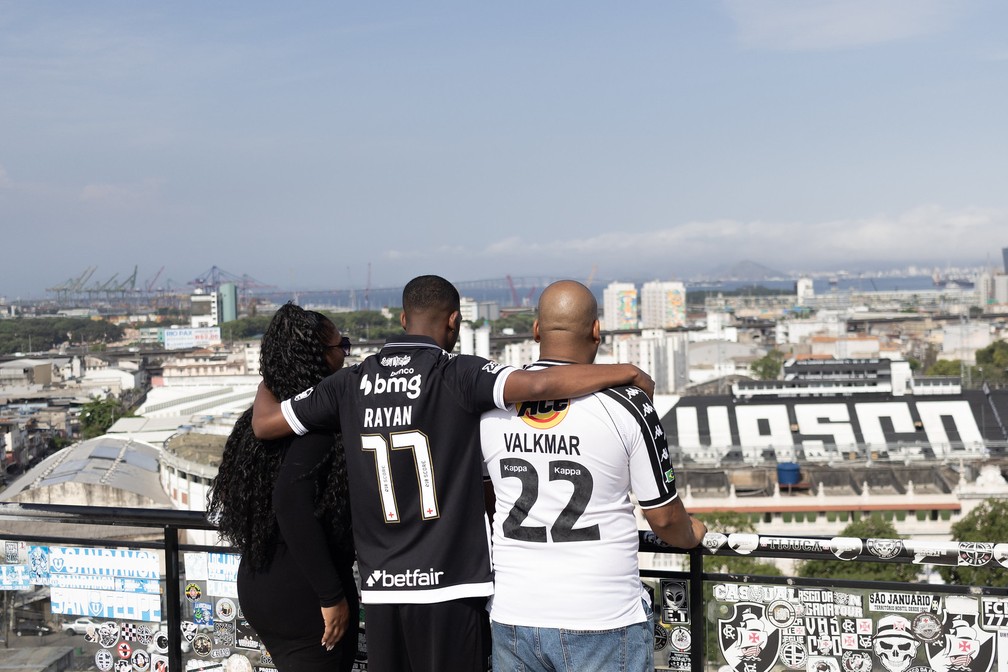 Rayan with his parents — Photo: Matheus Lima/Vasco