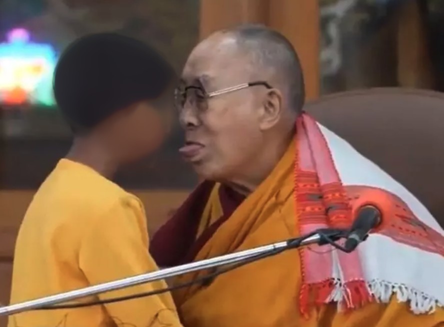 O Dalai Lama gerou revolta nas redes ao pedir a um menino que chupasse sua língua em evento na Índia