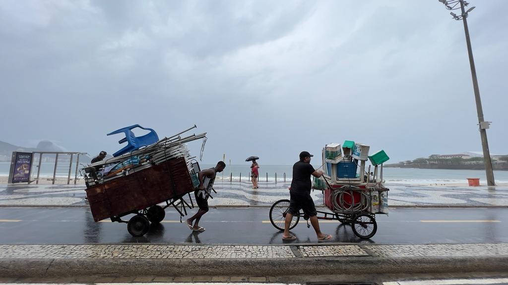 Moradores de bairros da orla do Rio estão em campanha contra projeto que torna ambulantes e camelôs 'patrimônio'