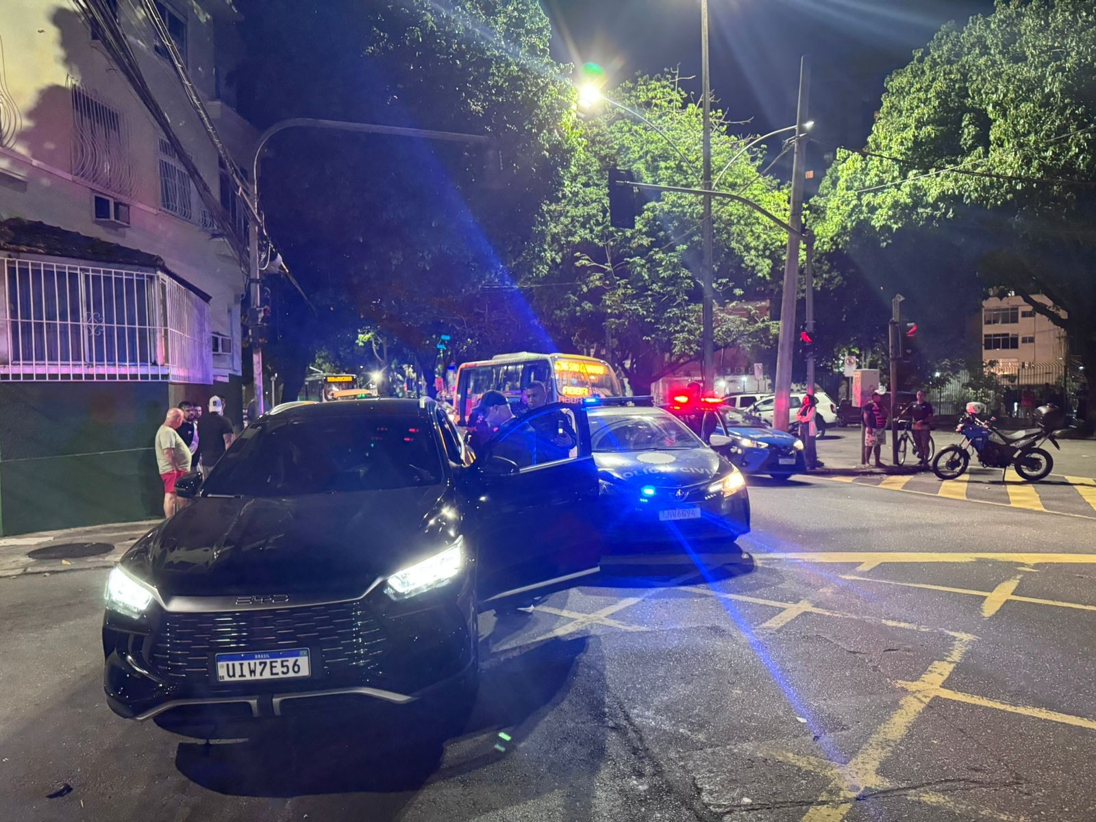 Três suspeitos são presos após roubo de farmácia e perseguição em Botafogo