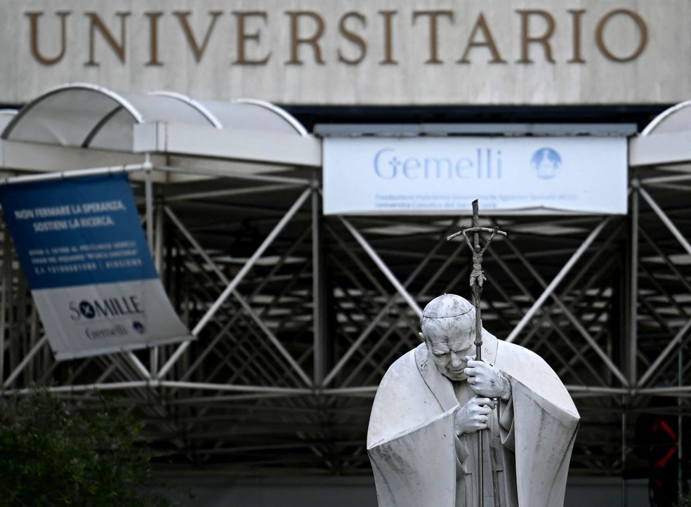 Estátua do Papa João Paulo II em frente ao Hospital Gemelli, em Roma, onde Francisco está internado — Foto: Filippo Monteforte/AFP