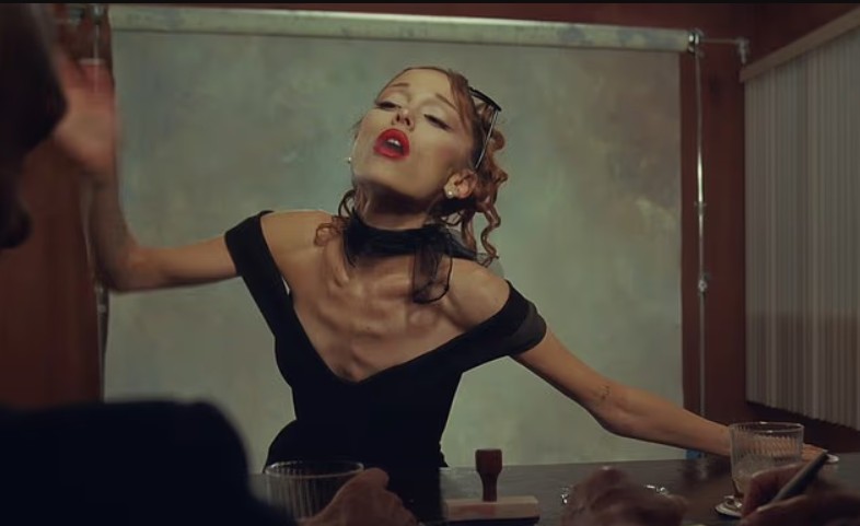 Ariana Grande preocupa fãs com magreza excessiva em clipe de 