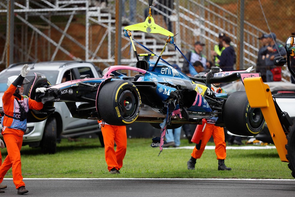 Carro de Franco Colapinto sendo retirado de Interlagos — Foto: Miguel Schincariol / AFP