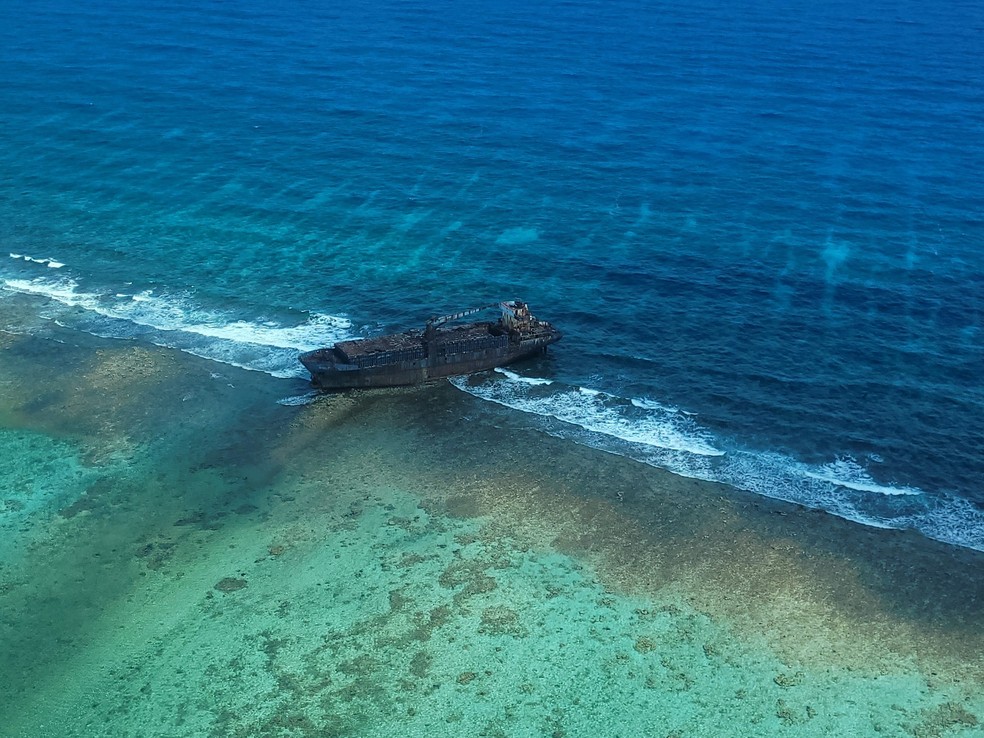 Navio encalhado num banco de areia no atol de Lighthouse Reef, parte da Barreira de Corais de Belize, onde fica o Great Blue Hole — Foto: Eduardo Maia / O Globo